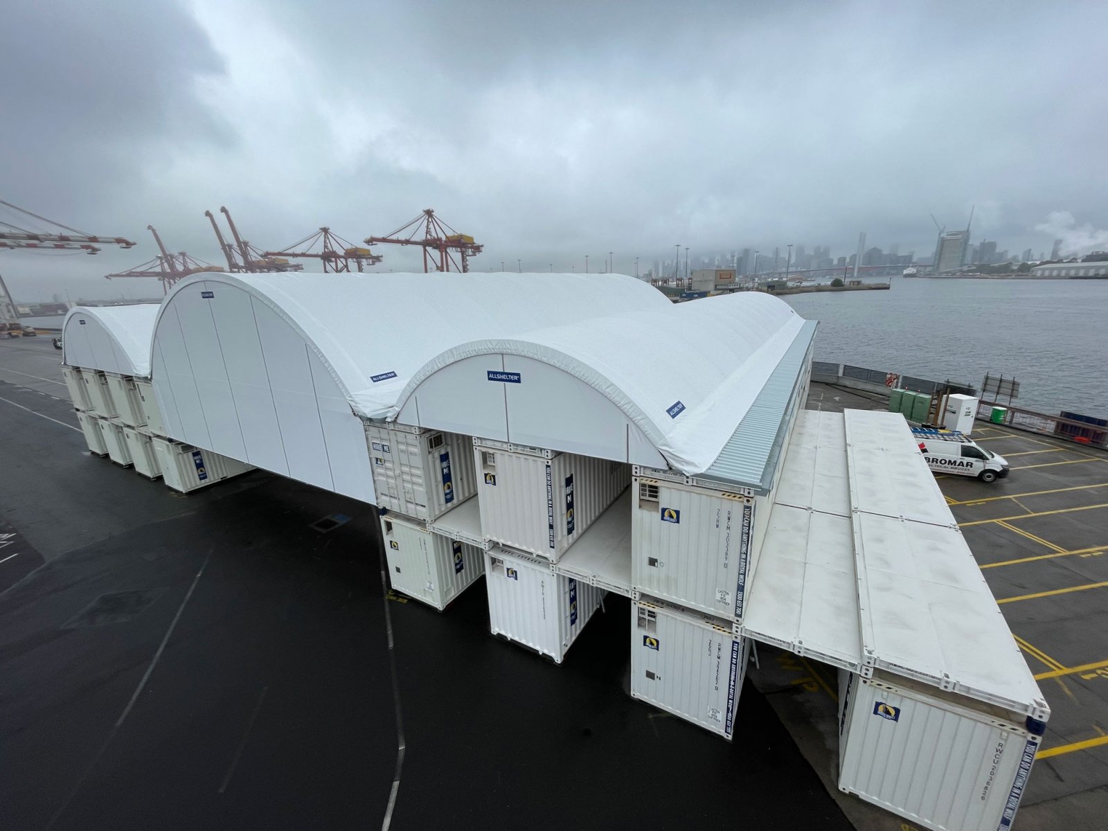 Royal Wolf, in conjunction with McConnell Dowell, has provided 53 containers to be used as key facilities for up to 230 workers on the Swanson Dock West Remediation Project in Melbourne.